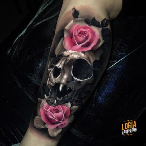 Tatuajes_calavera_rosas_realismo_Tobias_Agustini_Logia_Barcelona 